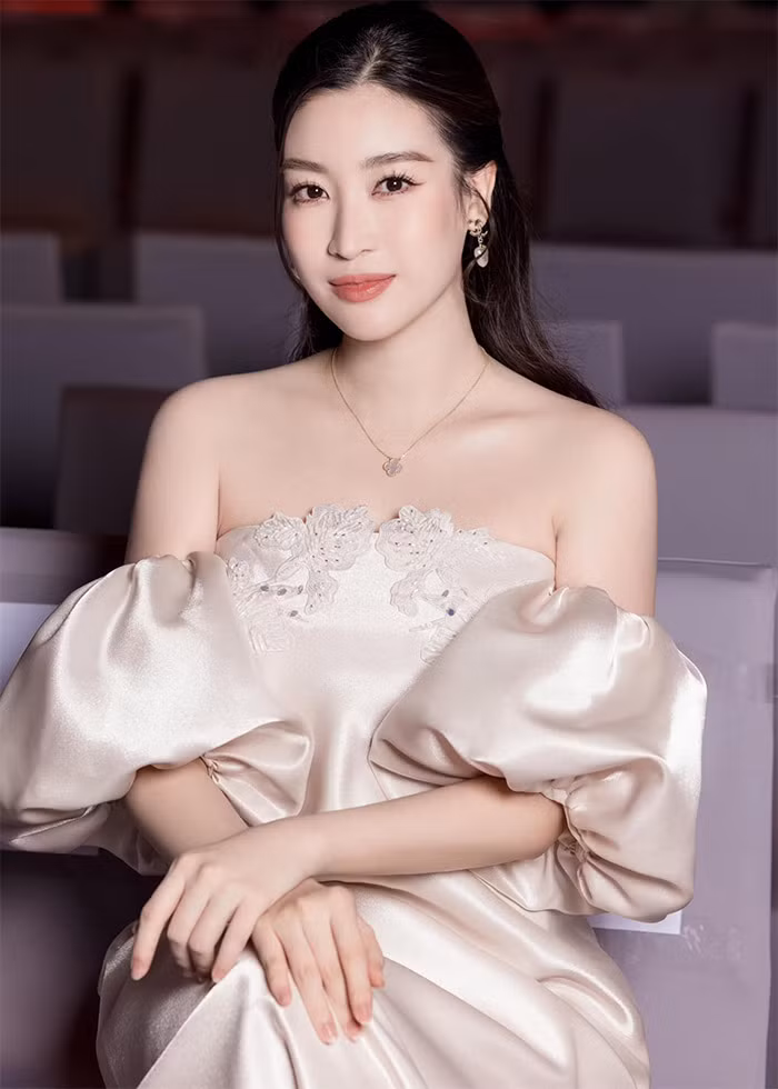 Vóc dáng có đôi phần mũm mĩm hơn so với khi chưa sinh con nhưng Đỗ Mỹ Linh nhận được rất nhiều lời khen của người hâm mộ và bạn bè.