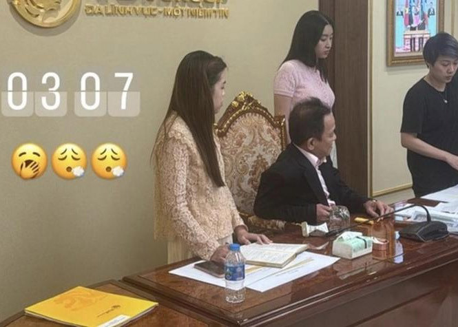 Không chỉ tham dự các sự kiện của nhà chồng, Đỗ Mỹ Linh còn phụ giúp bố chồng trong các công việc của tập đoàn. Mới đây, chồng Đỗ Mỹ Linh đã chia sẻ hình ảnh cô làm việc cùng bố chồng và mọi người trong tập đoàn đến hơn 3h sáng.