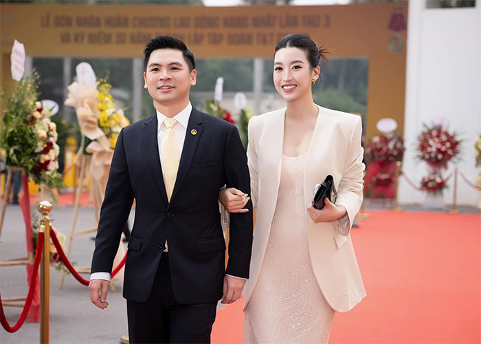 Mới đây, Hoa hậu Đỗ Mỹ Linh cùng chồng sải bước trên thảm đỏ nhân dịp lễ kỷ niệm 30 năm thành lập và phát triển của Tập đoàn T&amp;T.