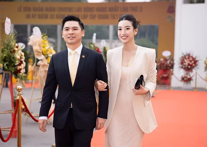 Mới đây, Hoa hậu Đỗ Mỹ Linh cùng chồng sải bước trên thảm đỏ nhân dịp lễ kỷ niệm 30 năm thành lập và phát triển của Tập đoàn T&amp;T.
