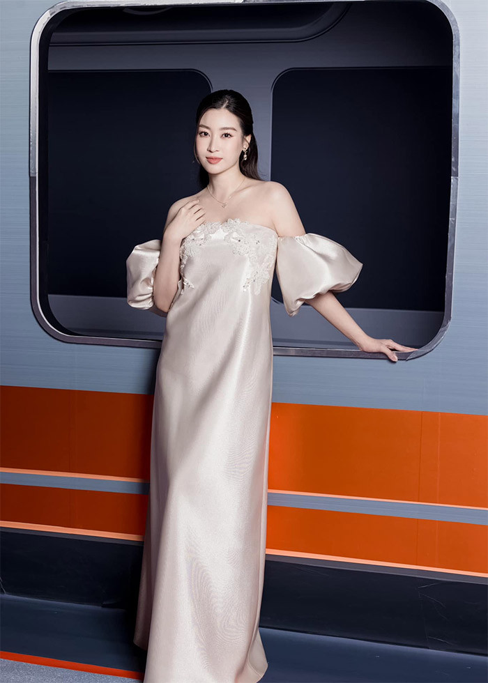 Người đẹp sinh năm 1996 thường chọn những trang phục đơn sắc, giản dị để đi dự sự kiện.