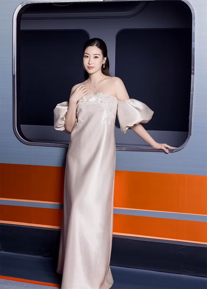 Người đẹp sinh năm 1996 thường chọn những trang phục đơn sắc, giản dị để đi dự sự kiện.