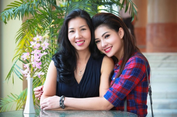 So với ảnh chụp chung thời điểm 10 năm trước khi nữ diễn viên tham gia phim "Hoa nở trái mùa", cả Lưu Đê Ly và mẹ đều được khen ngày càng "nhuận sắc". Ảnh: Nam Nguyễn/Báo VTV.