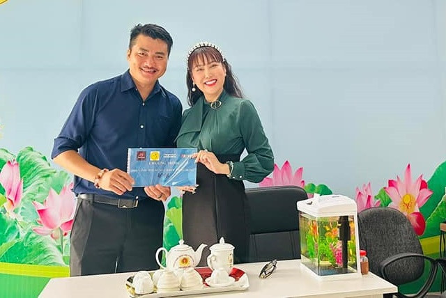 Thậm chí khi đối mặt với tin đồn là "chồng thứ ba của Phi Thanh Vân", Andy Hoàng khẳng định thêm, anh chính là người cuối cùng của cô. Anh còn hứa nếu không sống được với cô ấy thì sẽ ở vậy nuôi con.