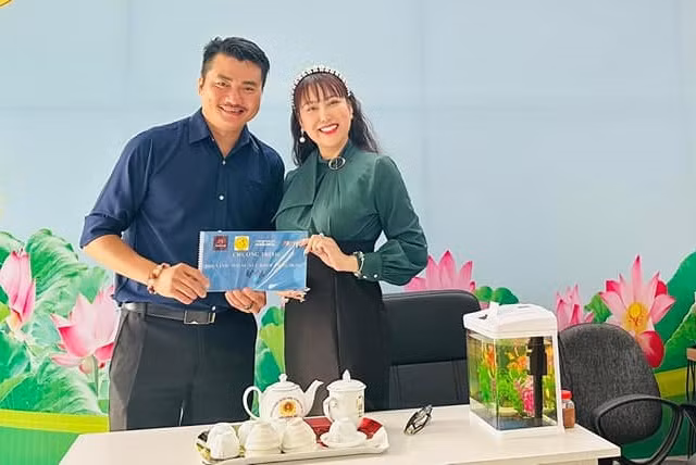 Thậm chí khi đối mặt với tin đồn là "chồng thứ ba của Phi Thanh Vân", Andy Hoàng khẳng định thêm, anh chính là người cuối cùng của cô. Anh còn hứa nếu không sống được với cô ấy thì sẽ ở vậy nuôi con.