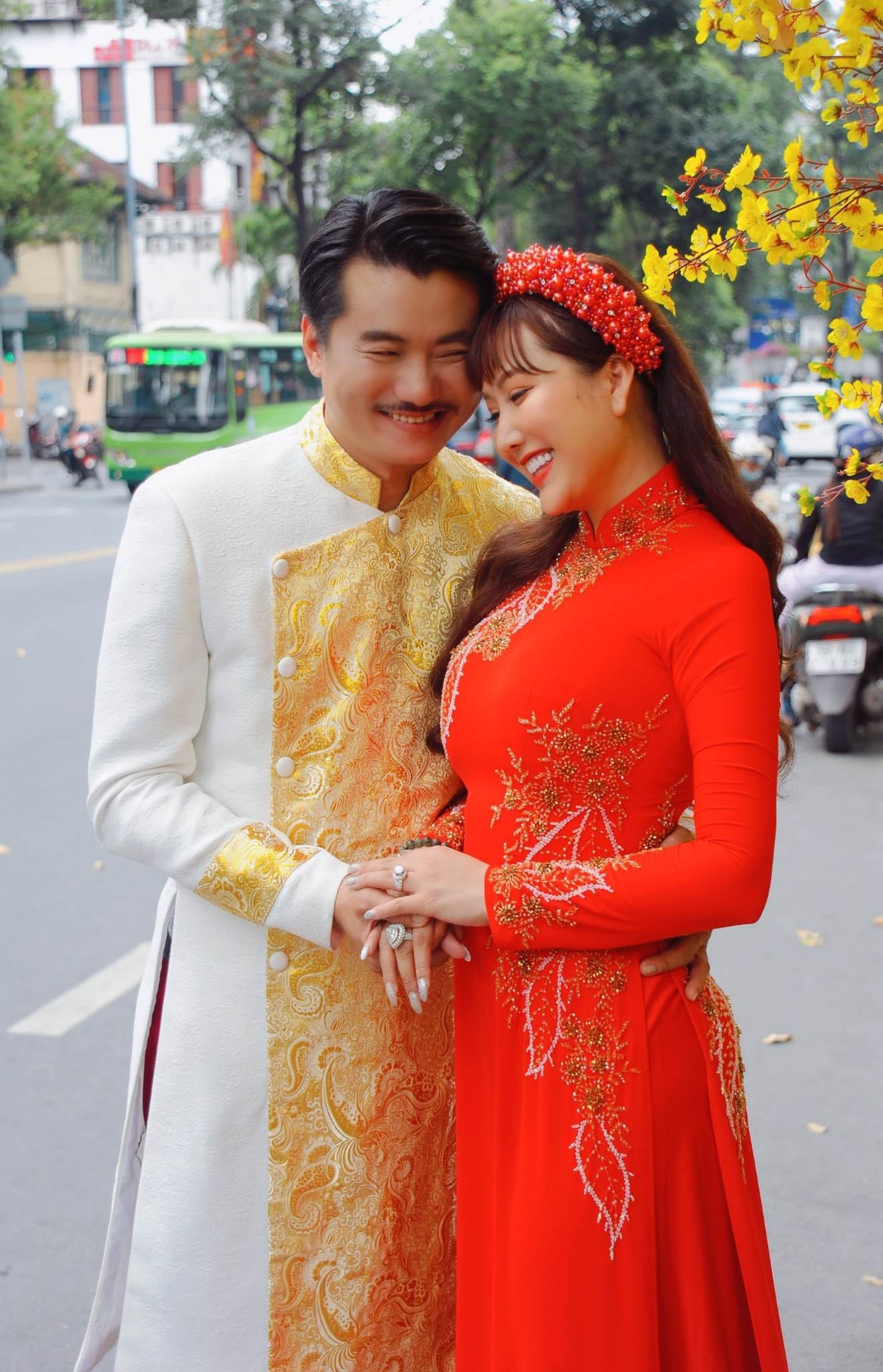 Hoàn cảnh giống nhau dường như khiến cả hai tìm được sự đồng cảm. Hình ảnh tình tứ của Phi Thanh Vân bên người đàn ông yêu đơn phương cô khiến fan không ngớt gửi lời chúc mừng.