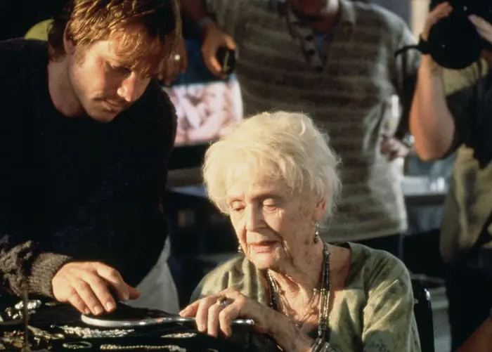 Bà Gloria Stuart đóng vai Rose Dawson Calvert, Kate Winslet lúc về già. Bà Stuart qua đời vì suy hô hấp vào năm 2010, hưởng thọ 100 tuổi. Trước Titanic, bà là nữ diễn viên nổi tiếng thập niên 1930 và 1940. Sau Titanic, bà đảm nhận một số vai trong phim truyền hình và phim dài tập, bao gồm Murder, She Wrote và General Hospital. (Ảnh: 20th Century Fox)