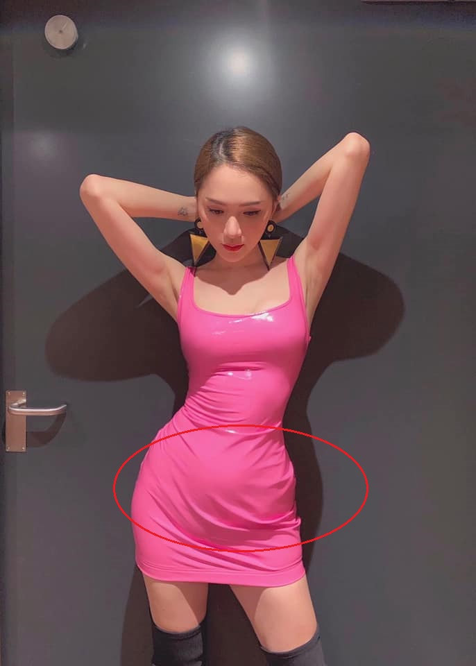 Hoa hậu chuyển giới Hương Giang cũng bị soi vòng hai khác thường khi mặc chiếc váy da hồng ôm sát đi dự một sự kiện. (Ảnh: Vietnamnet)