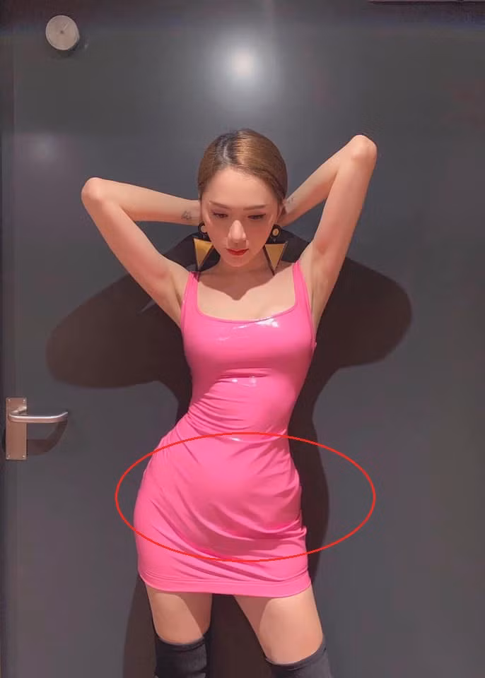 Hoa hậu chuyển giới Hương Giang cũng bị soi vòng hai khác thường khi mặc chiếc váy da hồng ôm sát đi dự một sự kiện. (Ảnh: Vietnamnet)