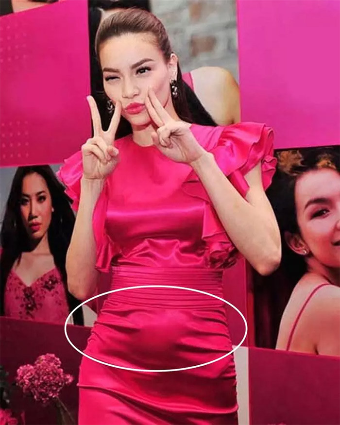 Từng là người mẫu với body vòng nào ra vòng đó nhưng Hồ Ngọc Hà cũng có lúc bị lộ nhược điểm với vòng hai to như đang bầu bí khi diện chiếc váy lụa hồng bóng bẩy. (Ảnh: Vietnamnet)