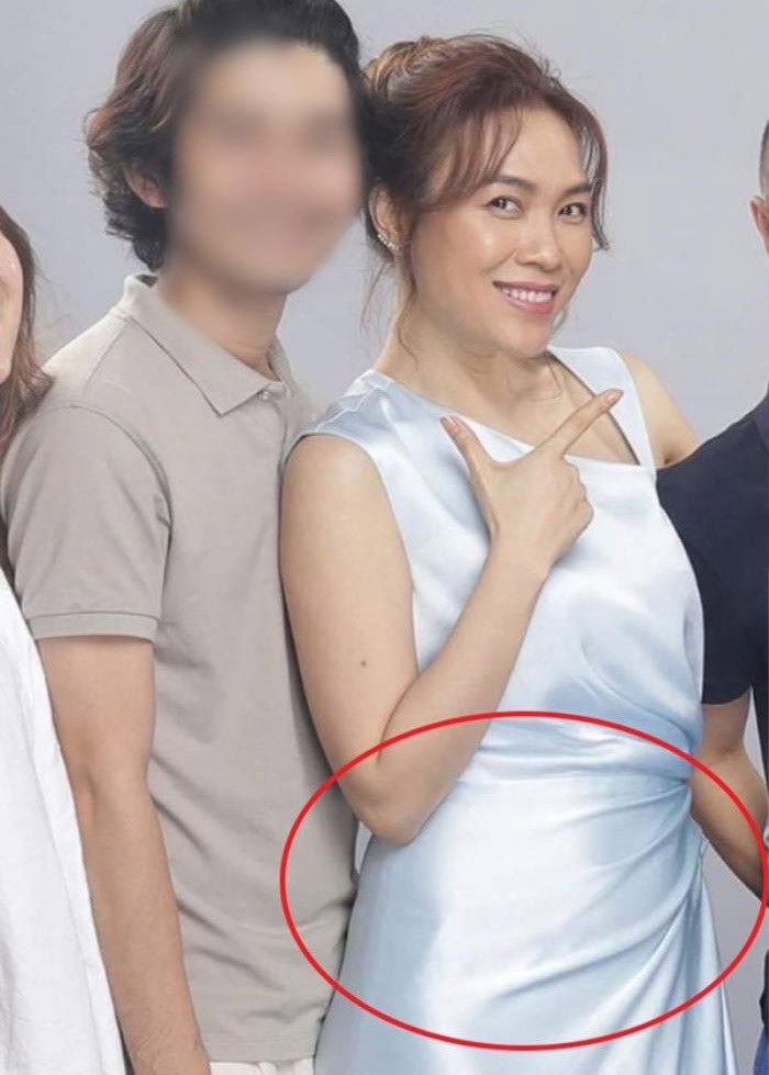 Mỹ Tâm cũng là một trong những mỹ nhân Việt lộ khuyết điểm vì chọn sai trang phục. Nữ ca sĩ từng khiến nhiều người nghi ngờ mang thai khi lộ vòng hai căng tròn trong chiếc váy lụa. (Ảnh: saostar)