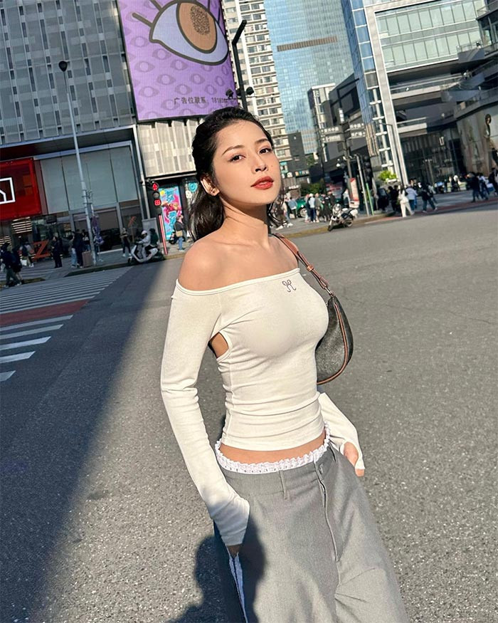 Người đẹp sinh năm 1993 cũng đang gây ấn tượng khi tham gia chương trình "Tỷ tỷ đạp gió rẽ sóng" ở Trung Quốc. (Ảnh: FBNV)