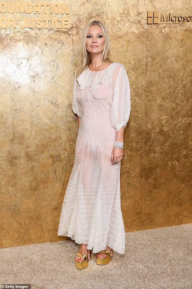 Chiếc váy trắng hiệu Piferi giúp người đẹp 49 tuổi khoe thân hình gợi cảm. (Ảnh: Getty Images)