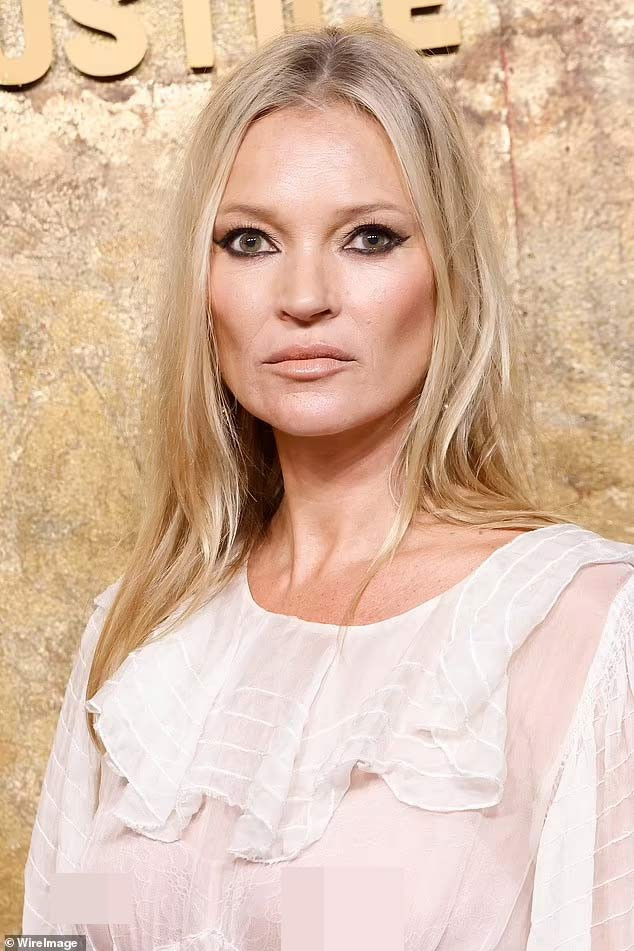 Diện trang phục theo style "thả rông" ngực nhưng nhìn Kate Moss không hề bị phản cảm. (Ảnh: WireImage)