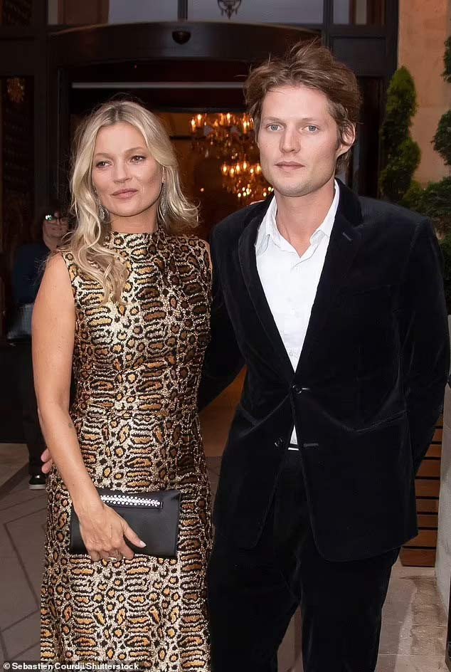 Hiện siêu mẫu Kate Moss đang hạnh phúc bên bạn trai Nikolai von Bismarck - nhiếp ảnh gia 36 tuổi. Hai người hẹn hò từ năm 2015. (Ảnh: Shutterstock)