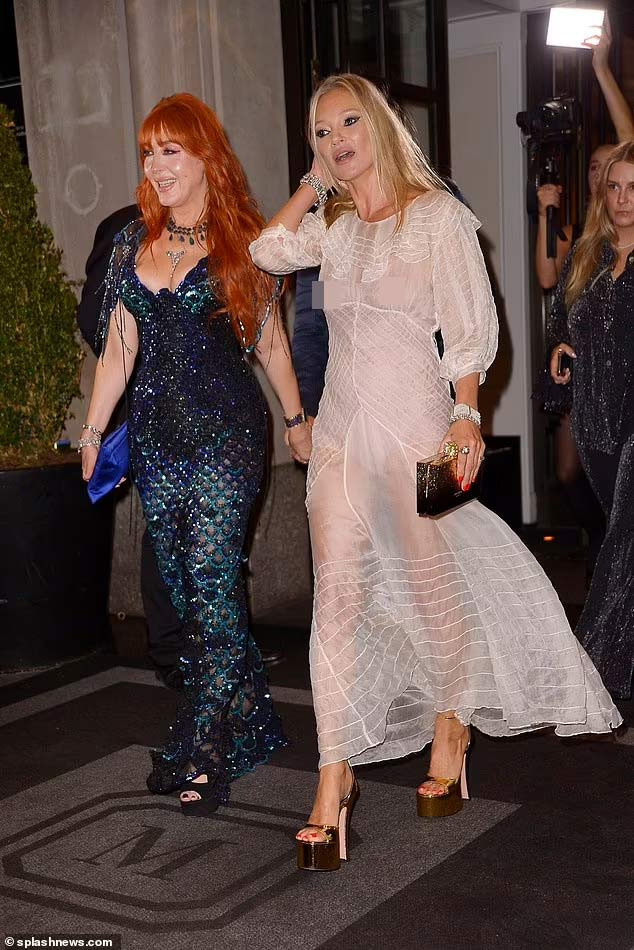 Ở tuổi 49, dù gương mặt đã nhiều nếp nhăn nhưng vóc dáng của Kate Moss vẫn vô cùng thu hút. (Ảnh: Splash News_