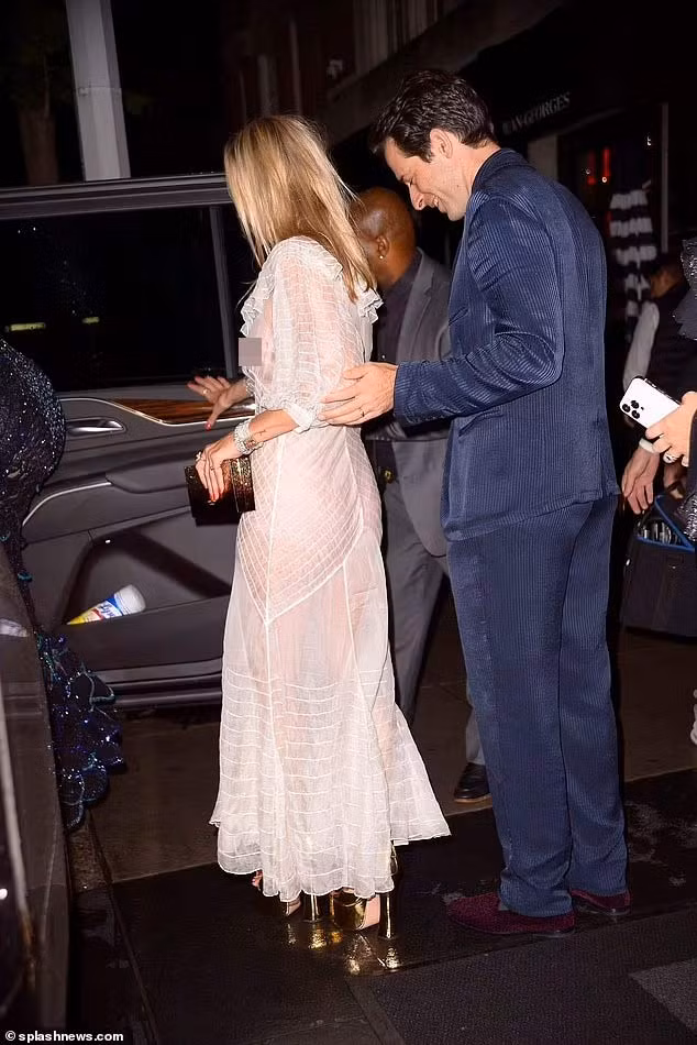 Nhìn góc nào Kate Moss cũng quyến rũ với chiếc váy trắng thướt tha. (Ảnh: Splash News)