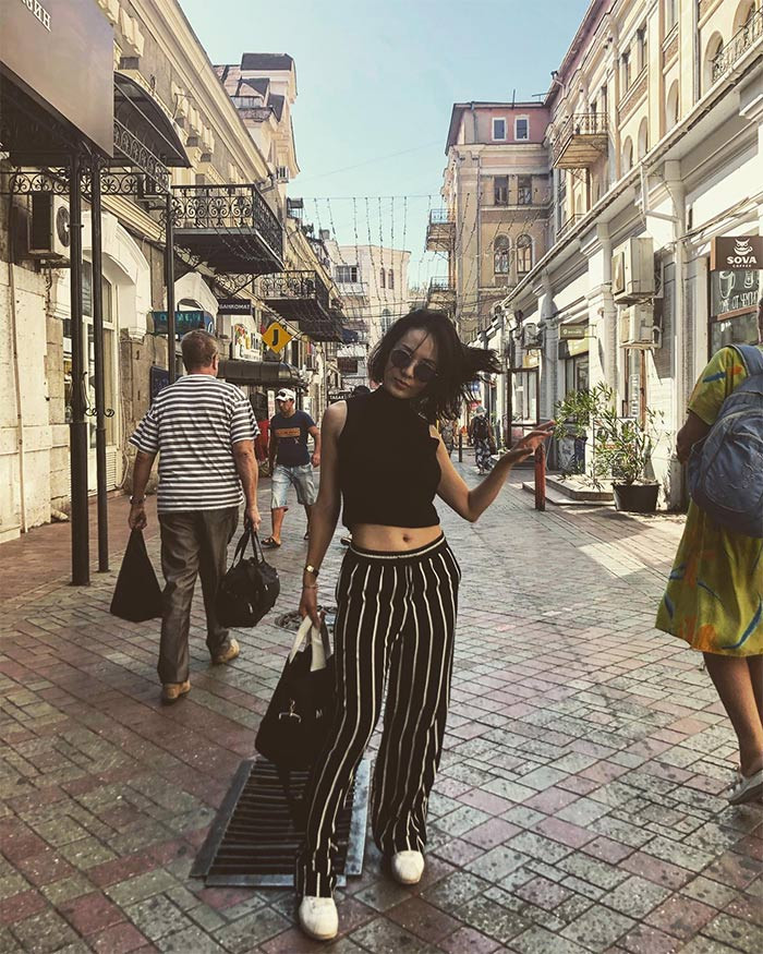 Giọng ca "Cơn mưa tình yêu" thường xuyên tận hưởng những chuyến du lịch đắt tiền trong và ngoài nước. Phương Linh cũng thường hay lui tới các nhà hàng ăn uống tận hưởng cuộc sống rất thong dong, tự tại.