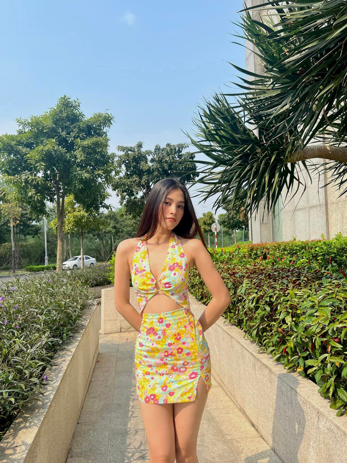 Nàng hậu theo mốt không nội y, trễ nải vòng một quyến rũ. Trang phục cut-out táo bạo giúp Tiểu Vy khoe thân hình đồng hồ cát đẹp rực rỡ dưới nắng vàng.