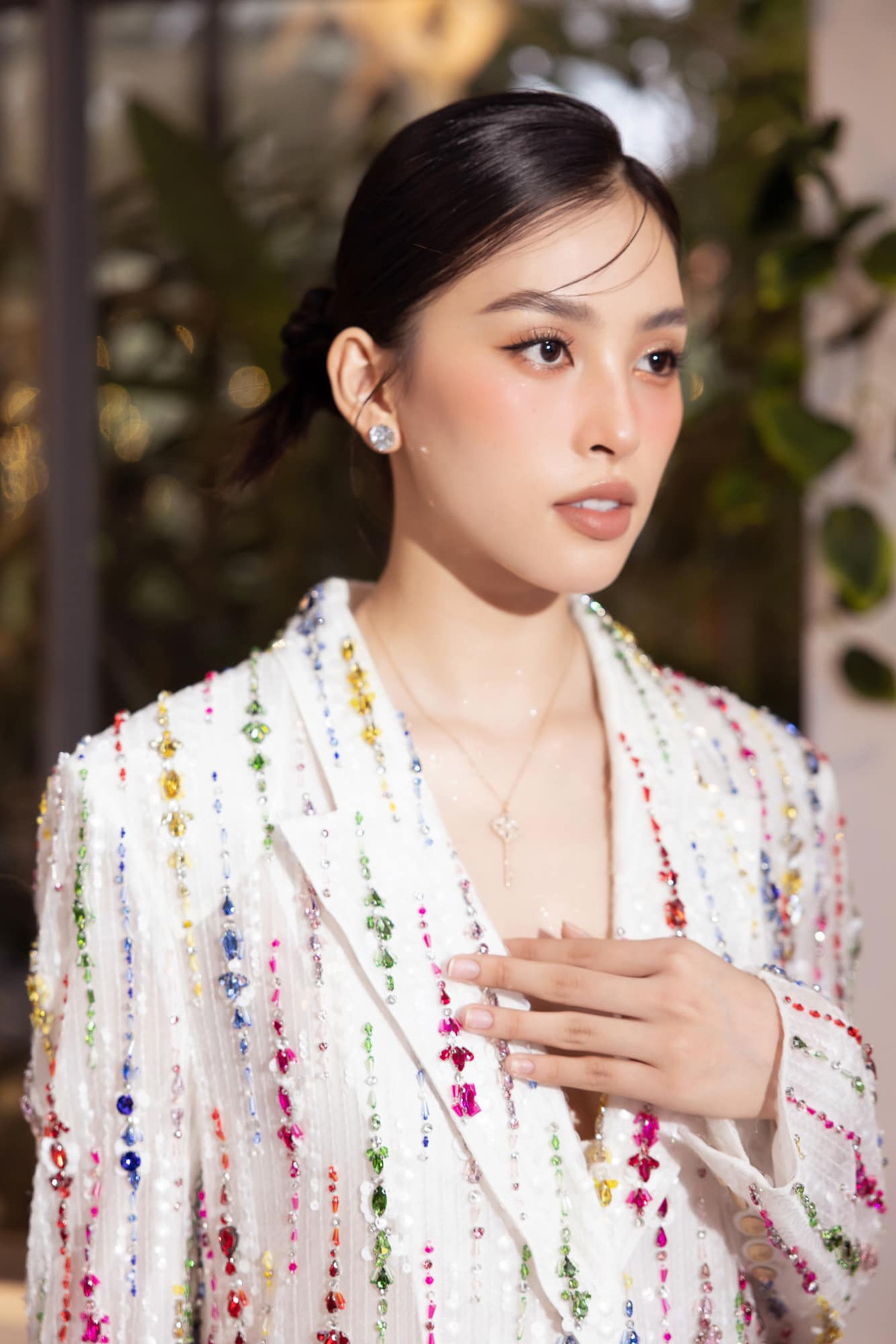 Mỹ nhân sinh năm 2000 chuộng mốt không nội y, trang phục ôm sát và cắt xẻ sâu ở phần ngực giúp làm tôn lên đôi "gò bồng đảo" quyến rũ.