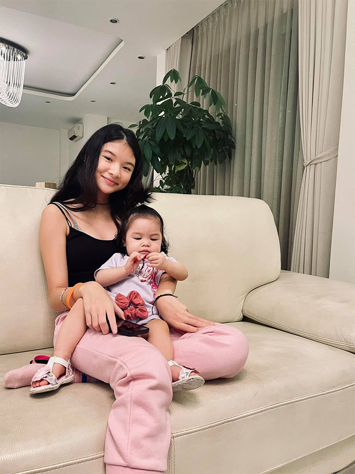 Hai chị em Bảo Tiên và Bảo Khanh mỗi bé có một vẻ đáng yêu riêng.