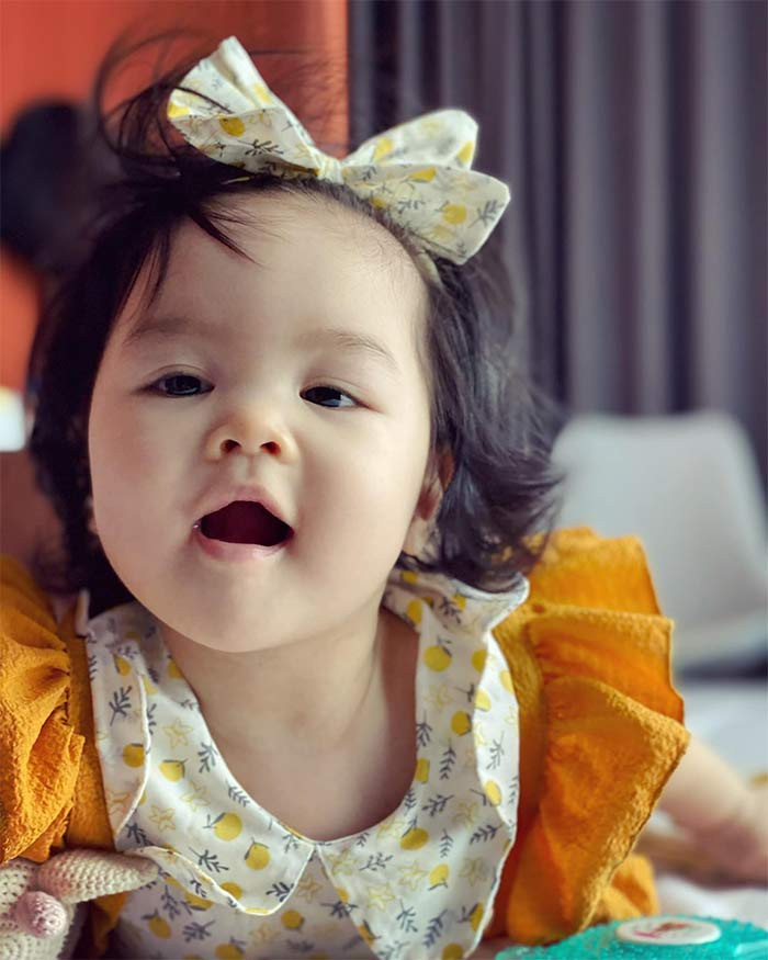 Hình ảnh Bảo Khanh lúc nhỏ, khi mới được bố khoe với mọi người.