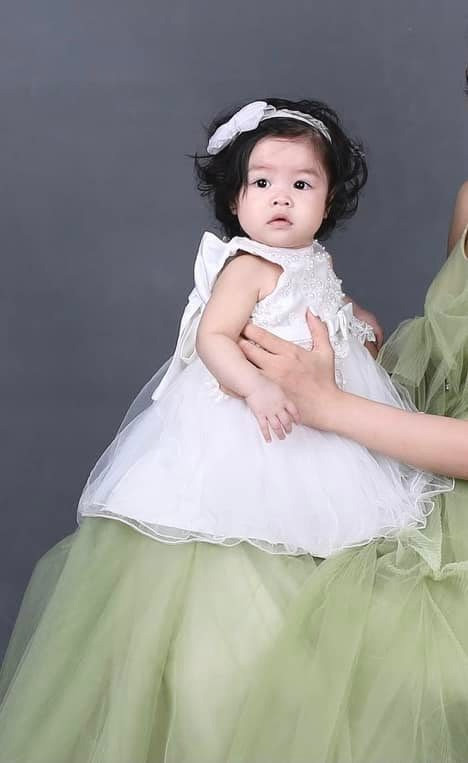 Con gái diễn viên Trần Bảo Sơn xinh xắn và đáng yêu như một công chúa nhỏ.