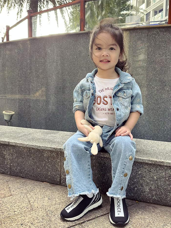 Tuy bố mẹ đã đường ai nấy đi nhưng bé Bảo Khanh vẫn được bố quan tâm, chăm sóc.