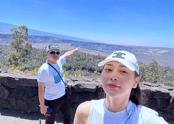 Phương Oanh chịu khó đi du lịch hơn khi quen Shark Bình. Khi đi chơi, Phương Oanh không cần phải lo lắng gì vì chồng cô sắp xếp mọi thứ, từ đặt vé, chỗ ăn nghỉ, điểm đến.