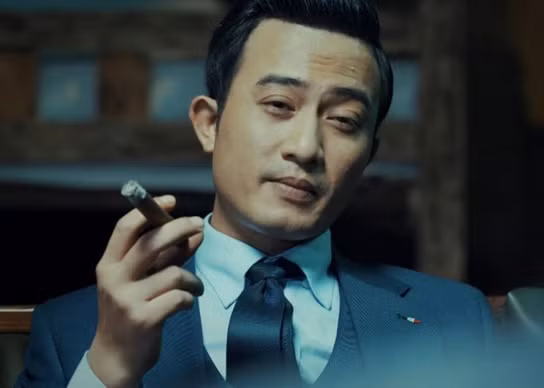 Năm 2022, Doãn Quốc Đam gây ấn tượng với vai Tuấn bị tật nháy mắt trong phim "Đấu trí". Nam diễn viên diễn ra chất thủ đoạn, âm mưu, tinh vi của một Giám đốc công ty sản xuất sinh phẩm y tế kit test xét nghiệm COVID-19. (Ảnh: VTV)