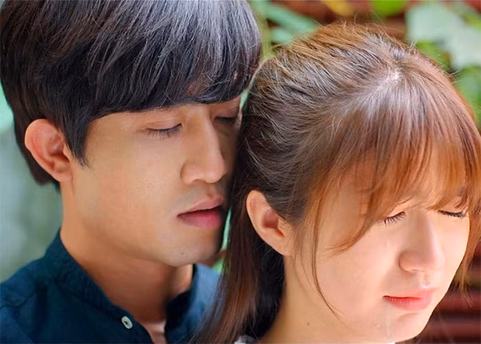 Lối diễn đa dạng của Doãn Quốc Đam chính là một trong những ưu điểm khiến anh nổi trội trong số những nam diễn viên hạng sao của VFC. Lúc thì diễn vai gai góc khi lại vào những vai lãng tử, đào hoa như Đông Phong trong "Thương ngày nắng về" hay anh chồng chiều vợ hết mực, Thành, trong "Gia đình mình vui bất thình lình". (Ảnh: Vietnamnet)