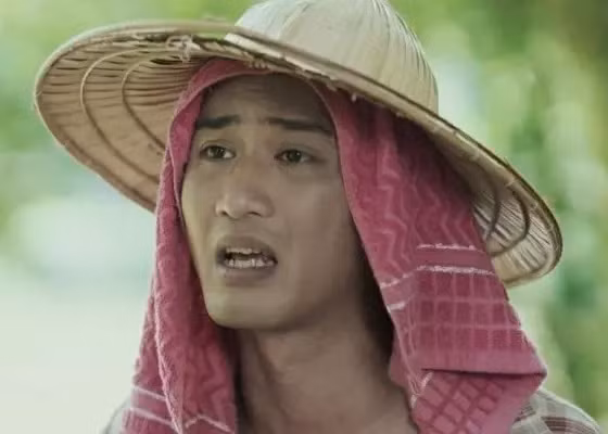 Tuy nhiên vai Mến trong "Làng trong phố" của nam diễn viên sinh năm 1988 mới mở màn đã nhận rất nhiều bình luận tiêu cực vì giọng nói khàn, không ra hơi và rất khó nghe của nhân vật Mến. (Ảnh: Người lao động)