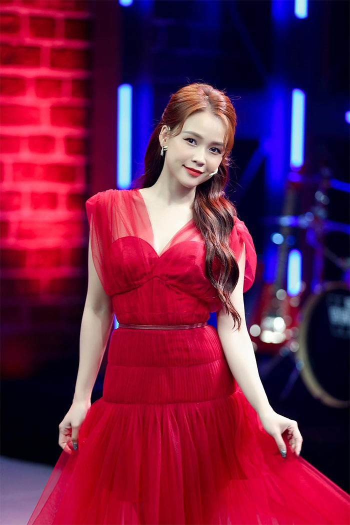 Từ năm 16 tuổi Sam đã khởi nghiệp kinh doanh. Hiện cô là chủ một cửa hàng mỹ phẩm mang tên mình và kinh doanh cả bất động sản.