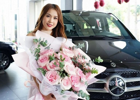 Để tiện cho việc đi lại, Sam khá chịu chi khi tậu cho mình một chiếc xế hộp hạng sang trị giá 2,6 tỷ đồng và một chiếc xe thể thao BMW i8 ước tính khoảng hơn 7 tỷ đồng.