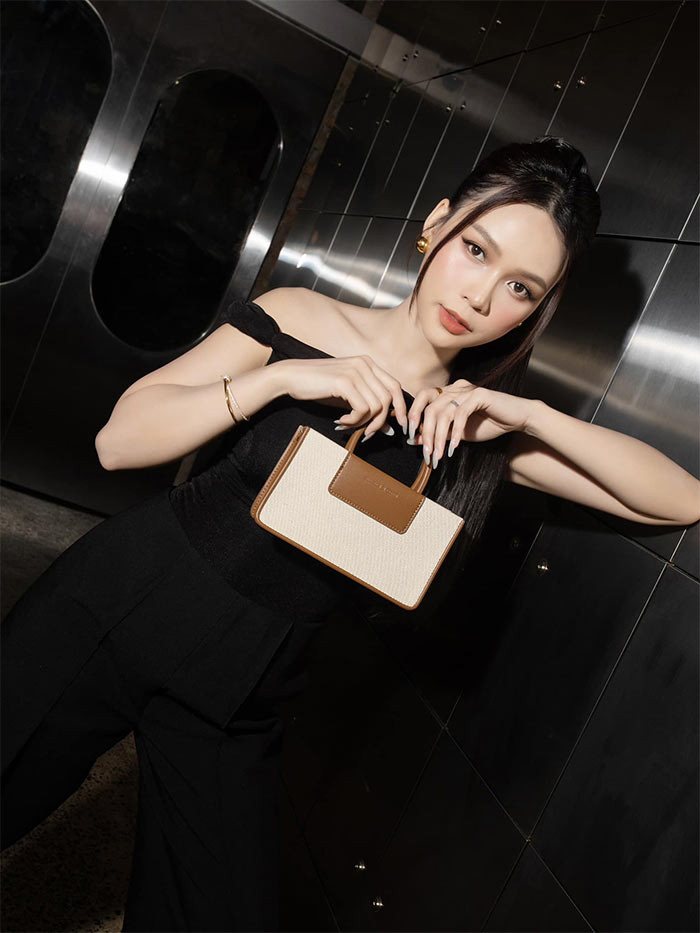 Về đời tư, Sam là một trong những sao nữ kín tiếng. Cô chưa bao giờ công khai bạn trai mà chỉ tiết lộ từng chia tay mối tình hai năm vì bị bạn trai lợi dụng.