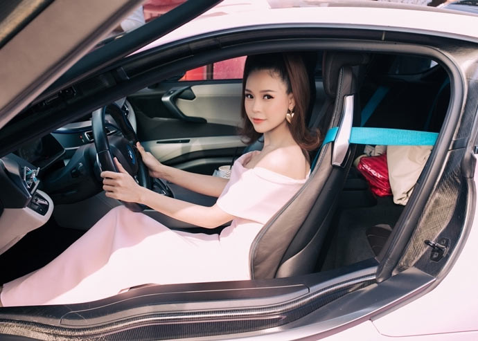 Nhờ hoạt động nghệ thuật năng nổ và giỏi kinh doanh, hot girl Sam ngày nào đã trở thành "đại gia ngầm" trong Vbiz.