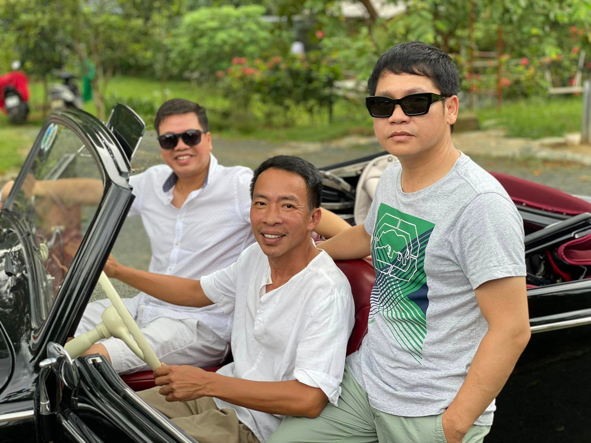 Sau ly hôn, Việt Hoàn sống tại trang trại rộng 10.000 m2 ở vùng ngoại ô Hà Nội. Nam nghệ sĩ sinh năm 1967 chọn nơi bình yên này để tiếp đón những người bạn thân thiết, cùng nhau đốt lửa trại và hòa chung tiếng hát. Ảnh: "Tam ca nhạc đỏ" Trọng Tấn - Đăng Dương - Việt Hoàn tụ họp.