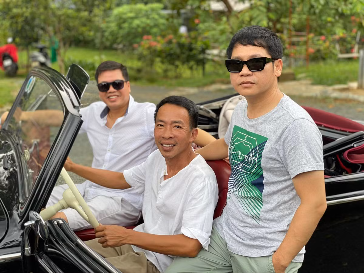 Sau ly hôn, Việt Hoàn sống tại trang trại rộng 10.000 m2 ở vùng ngoại ô Hà Nội. Nam nghệ sĩ sinh năm 1967 chọn nơi bình yên này để tiếp đón những người bạn thân thiết, cùng nhau đốt lửa trại và hòa chung tiếng hát. Ảnh: "Tam ca nhạc đỏ" Trọng Tấn - Đăng Dương - Việt Hoàn tụ họp.