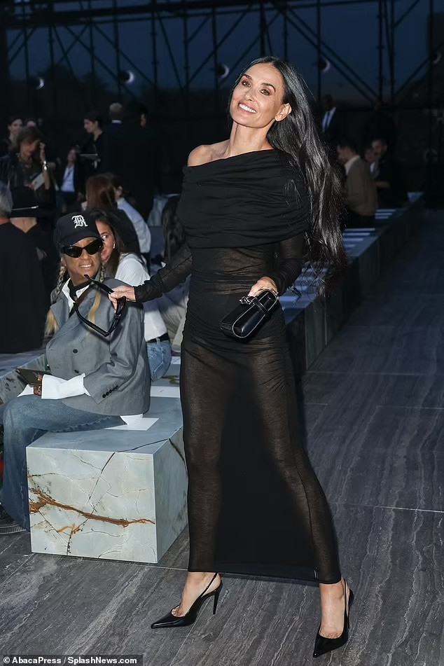 Ngôi sao "A few good men" tươi cười, tạo đủ mọi kiểu dáng trước ống kính máy ảnh và không bận tâm đến khoảnh khắc hớ hênh ban đầu. (Ảnh: Splash News)