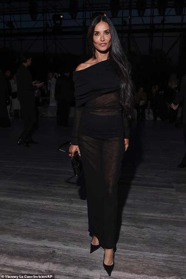 Bộ trang phục của Demi Moore sẽ không có điểm trừ nào nếu cô không bị lỗi hớ hênh lộ ngực. (Ảnh: AP)