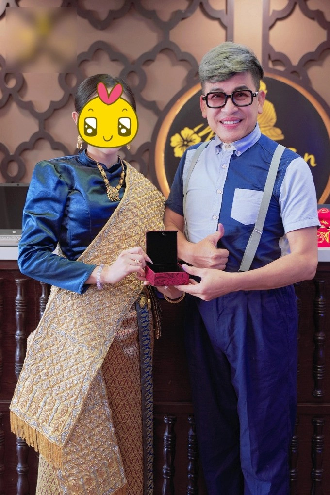 Mới đây, trên các diễn đàn mạng lan truyền hình ảnh MC Thanh Bạch đi "trùng tu nhan sắc" trước khi Tết đến xuân về. Ảnh: Sao chuyện gì?, Bomvn.