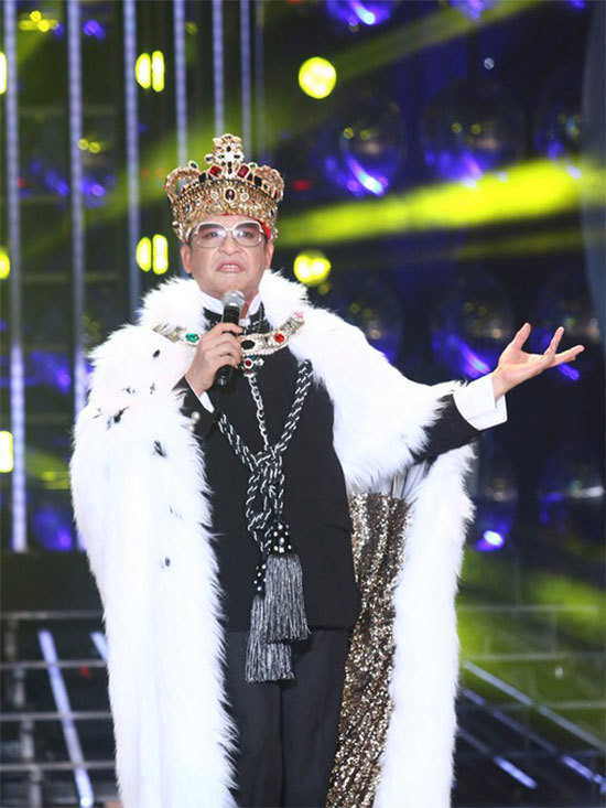 Hậu làm đẹp, MC số 1 từ truyền hình đến sân khấu một thời được cho là vẫn chuộng phong cách "lòe loẹt" hay trang điểm đậm và thời trang nhiều màu sắc như xưa.