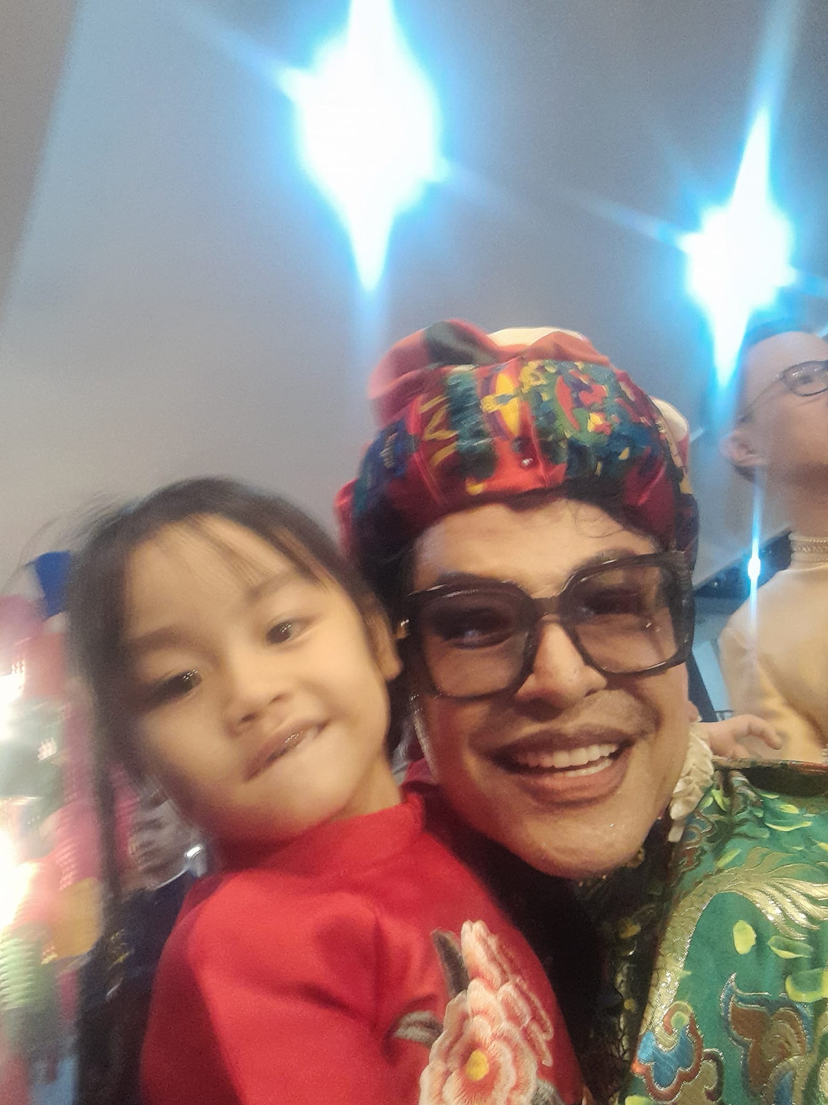 Ở tuổi 64, dù thời hoàng kim đã qua nhưng MC Thanh Bạch vẫn gắn bó với nghệ thuật. Ông tận hưởng tuổi già bình yên bên con và hai cháu nội.