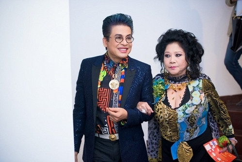 Xuất hiện với diện mạo mới cũng khiến cuộc sống của nam nghệ sĩ từng tổ chức đám cưới 10 lần với vợ là bà chủ Thuý Nga Paris được quan tâm trở lại. Vài năm trở lại đây, ông chọn cuộc sống kín tiếng hơn trước. Công chúng cũng không còn thấy MC Thanh Bạch và vợ hơn 16 tuổi nhắc về đối phương. Ảnh: Vietnamnet.