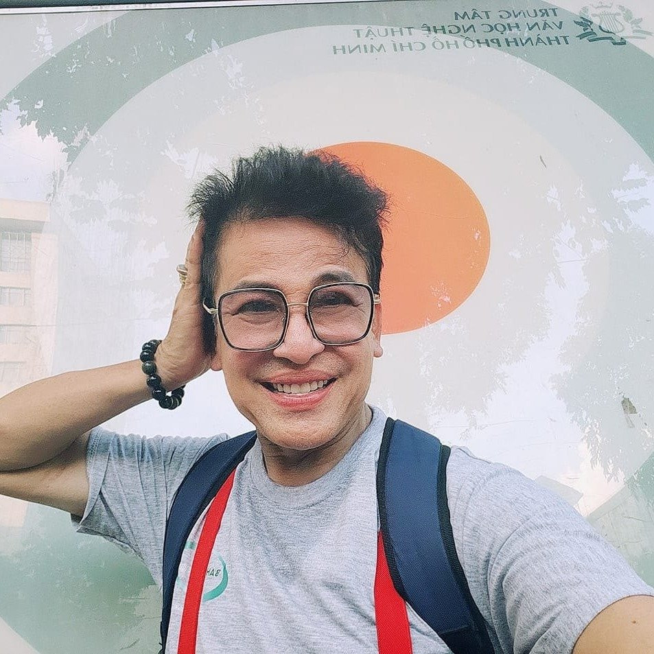 Diện mạo đời thường giản dị của MC Thanh Bạch khác xa với hình ảnh bóng bẩy trên sân khấu.