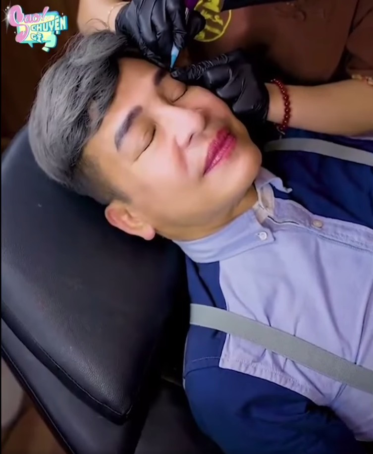 Theo Người Đưa Tin, MC Thanh Bạch cho biết, ông muốn xăm dáng mày vì lông mày vốn bị rụng và thưa. Chia sẻ trong clip trên mạng, nam MC cũng tiết lộ từng làm lông mày cách đây mười mấy năm, nhưng theo thời gian bị nhạt đi, bây giờ ông muốn cho lông mày sáng hơn, phong thủy hơn. Ảnh: Sao chuyện gì?, Bomvn.