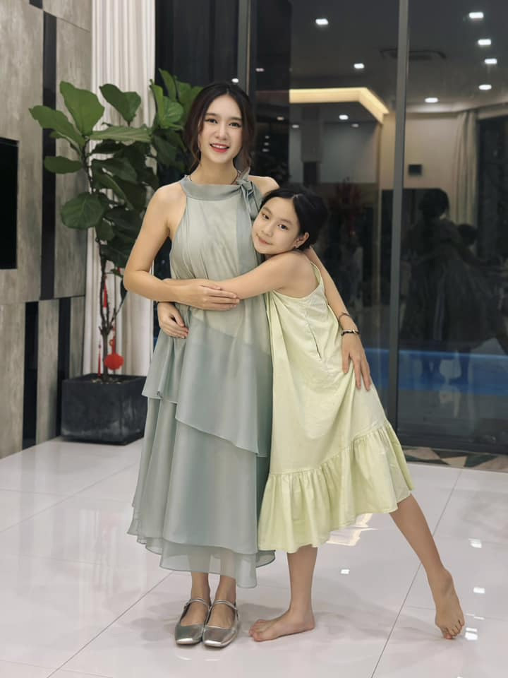 Minh Hà đứng cạnh con gái trẻ như hai chị em.
