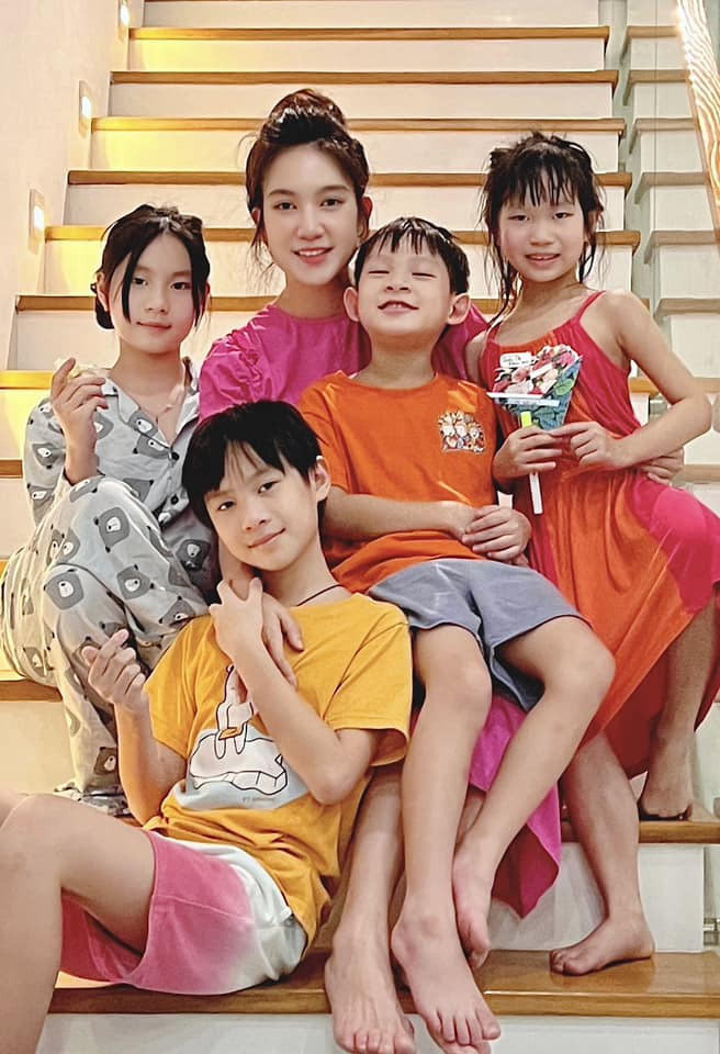 Bà mẹ bốn con ngày càng trẻ trung dù đã ở tuổi 38.