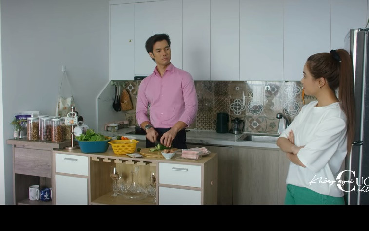 Theo trailer của phim, Yến đã dứt khoát nói với Phong rằng, cả hai chỉ có thể là đồng nghiệp, không thể là bạn chứ đừng nói là yêu nhau. Nhưng vì một lý do bất đắc dĩ, Yến buộc phải đưa Phong về nhà với tư cách là chồng sắp cưới.