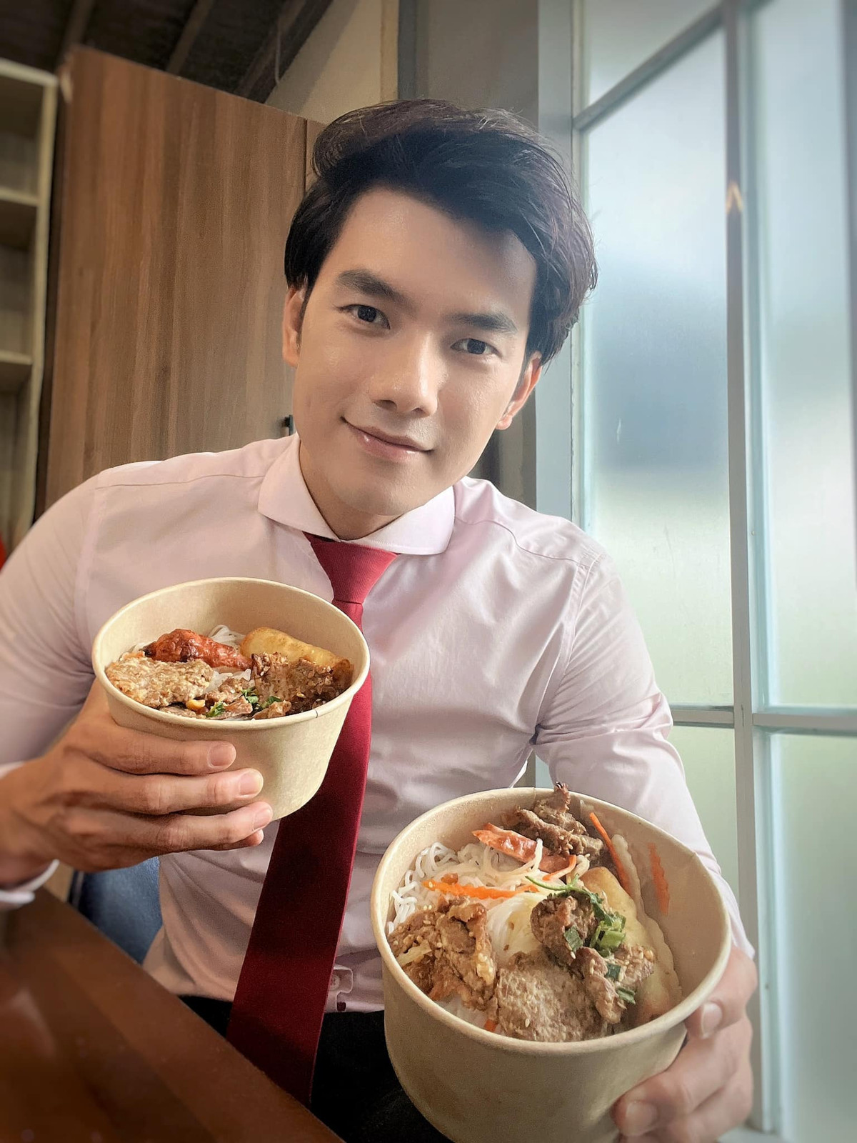 Ở tuổi U40, Nhan Phúc Vinh đang tận hưởng cuộc sống độc thân. "Soái ca" miền Tây chưa từng chính thức công khai một mối tình nào trên truyền thông.